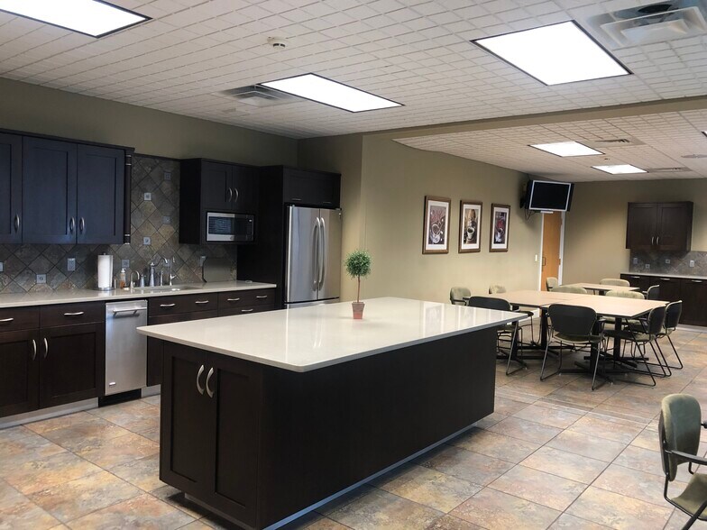 More Photos Of 125 Peters Rd, New Holland Office For Lease
