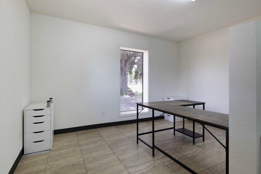 More Photos Of 825 Fairmont Pkwy, Pasadena Office For Sale