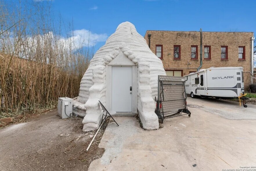 More Photos Of 2323 Buena Vista St, San Antonio Freestanding For Sale