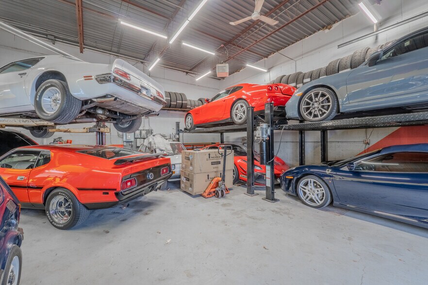 More Photos Of 12650-12702 Boul Industriel, Montréal Warehouse For Sale