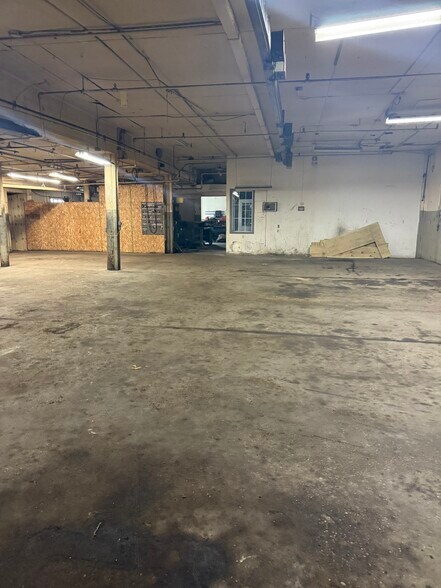 More Photos Of 711 19th St, Rockford Manufacturing For Lease