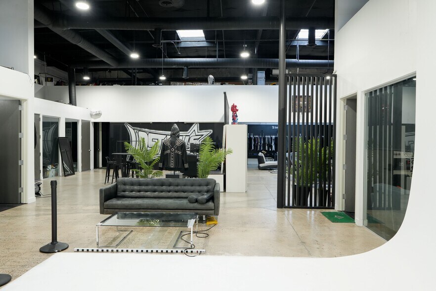 More Photos Of 7 Studebaker, Irvine Light Distribution For Lease