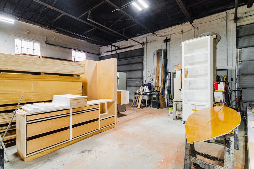 More Photos Of 1819 Gilford Ave, New Hyde Park Warehouse For Lease