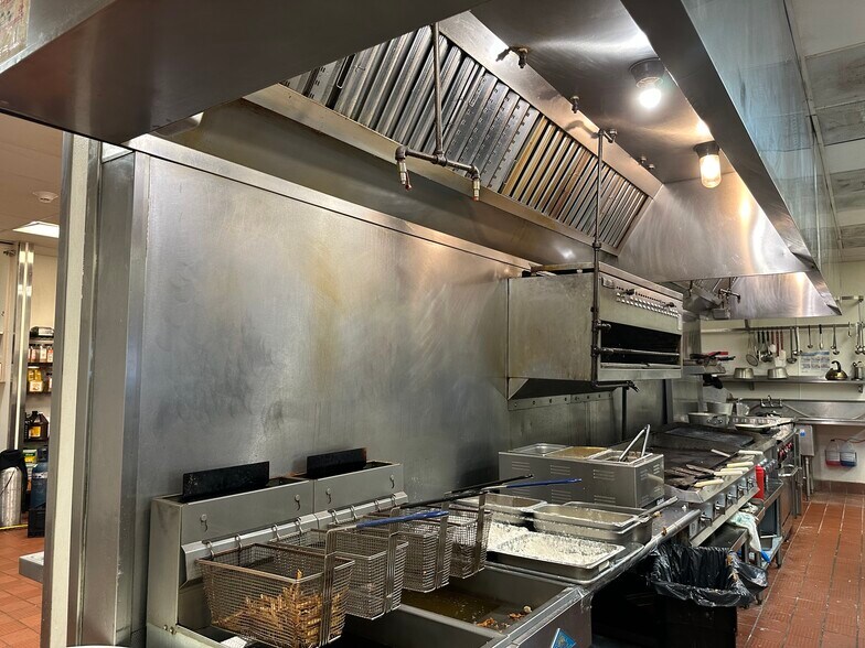 More Photos Of 900 Riverside Dr, East Peoria Restaurant For Sale