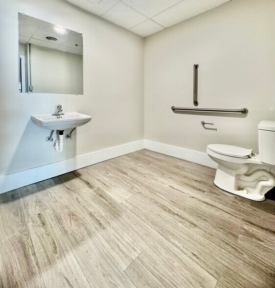 More Photos Of 1143 E Main St, Radford Flex For Lease