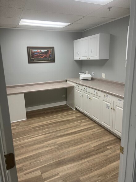 More Photos Of 1355 Wilhelm Rd, Mundelein Warehouse For Lease