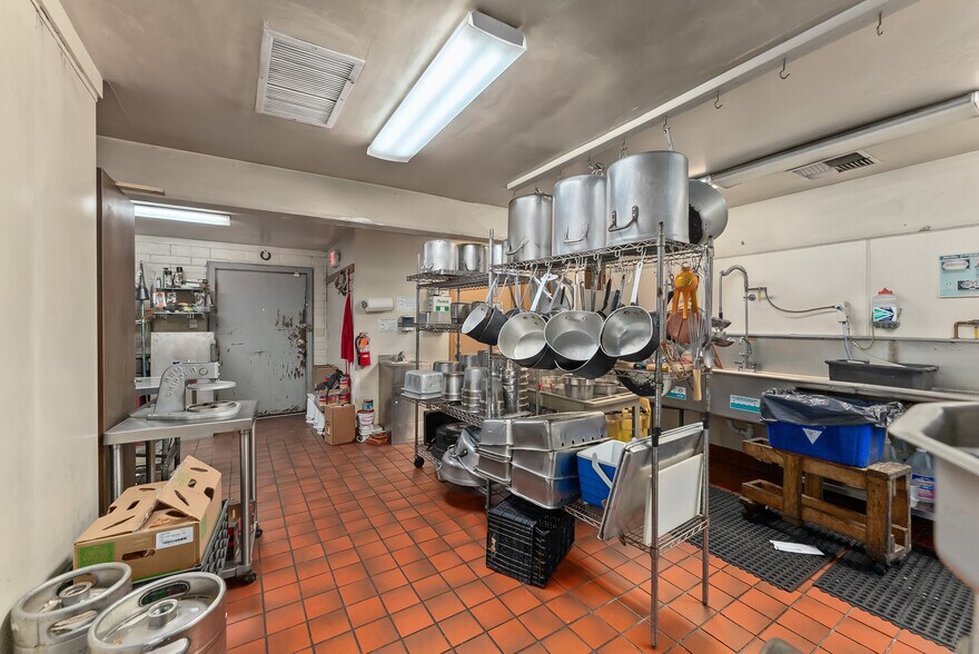 More Photos Of 1347 NE Stephens St, Roseburg Restaurant For Sale