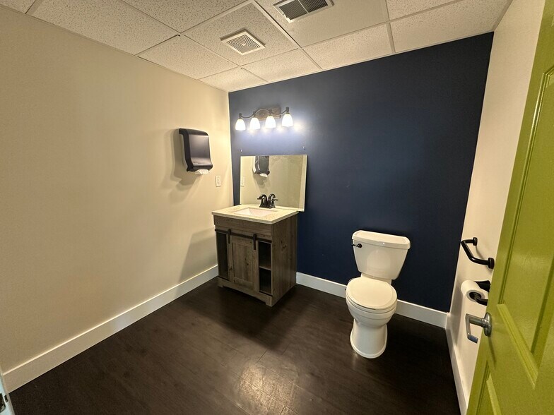 More Photos Of 1255 Erie Ct, Crown Point Light Distribution For Lease