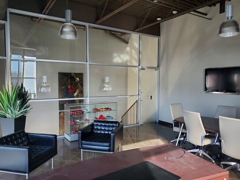 More Photos Of 10 Rue Gaston-Dumoulin, Blainville Light Distribution For Lease