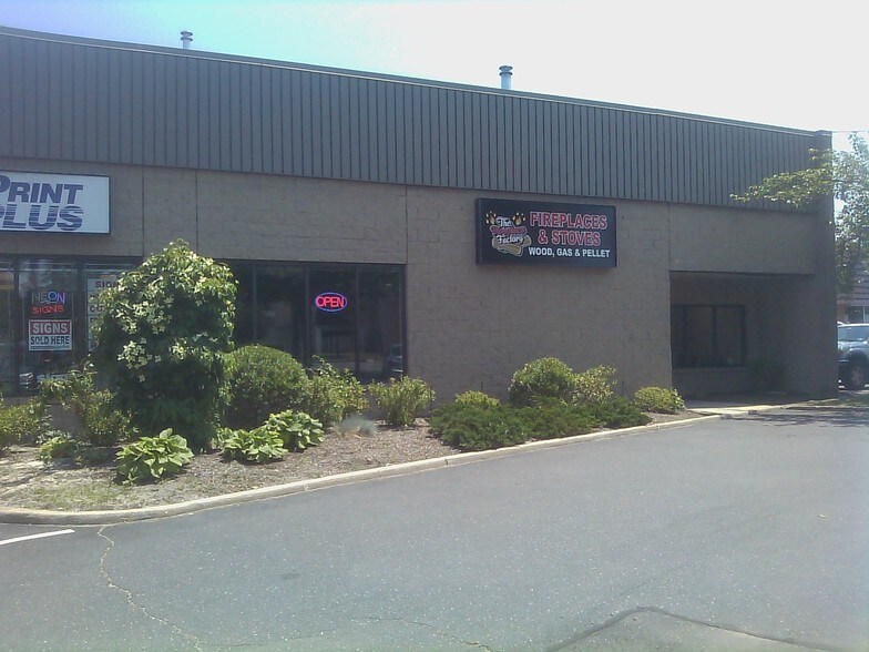 More Photos Of 1601-1607 Lakeland Ave, Bohemia Warehouse For Lease