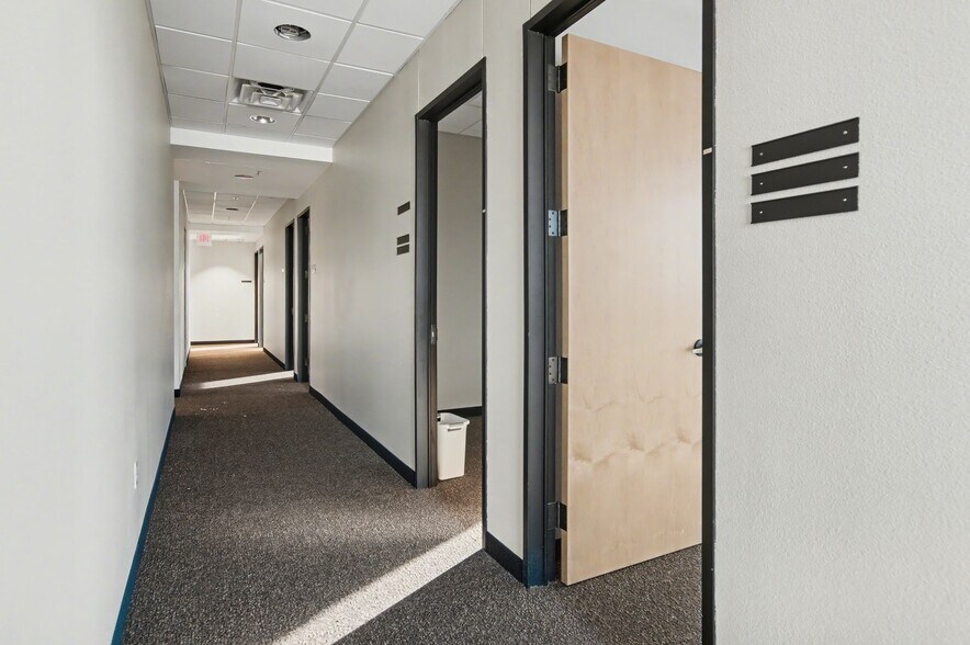 More Photos Of 295-307 E Renfro St, Burleson Office For Lease