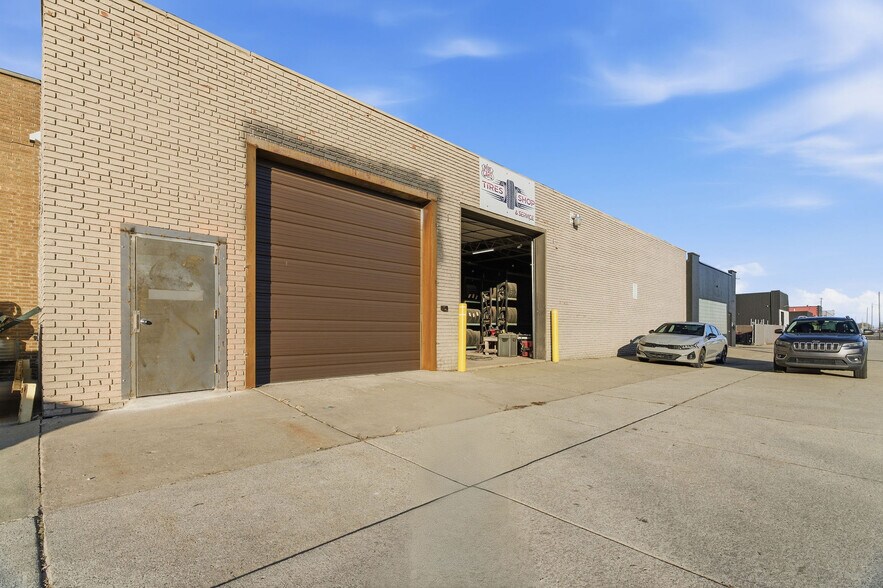 More Photos Of 6737 E Nine Mile Rd, Warren Warehouse For Lease