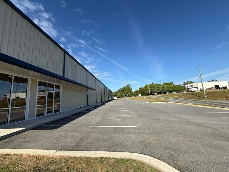 More Photos Of 644 Fortune Blvd, Midway Warehouse For Lease