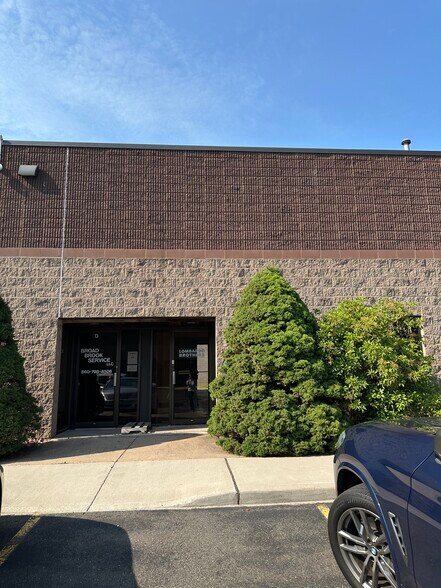 More Photos Of 105 W Dudley Town Rd, Bloomfield Warehouse For Lease