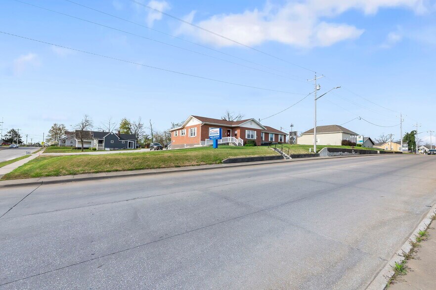 More Photos Of 407 W Saint Joseph St, Perryville Office For Sale