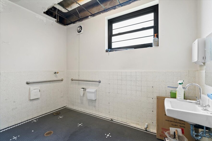 More Photos Of 99 Satherfield Rd, Silverton Hospitality For Sale