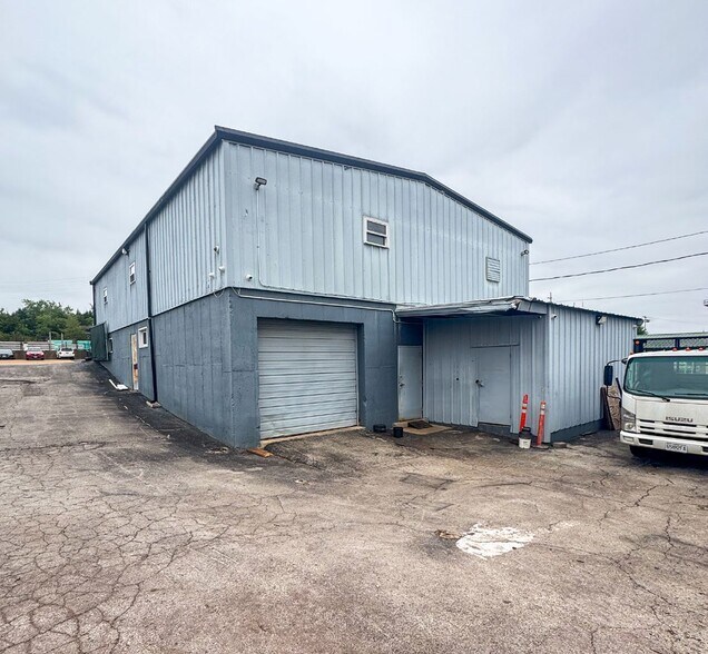 More Photos Of 10926 Lin Valle Dr, Affton Warehouse For Lease