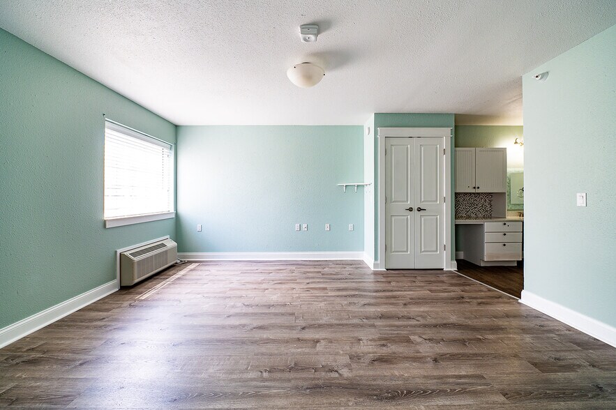 More Photos Of 461 Munson Ave, Traverse City Hotel For Sale