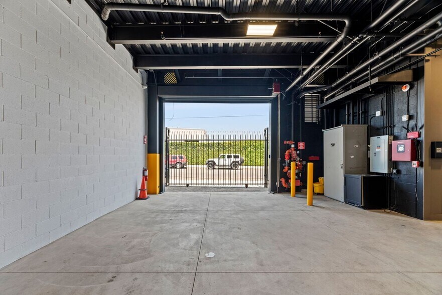 More Photos Of 11822 Vose St, North Hollywood Warehouse For Lease