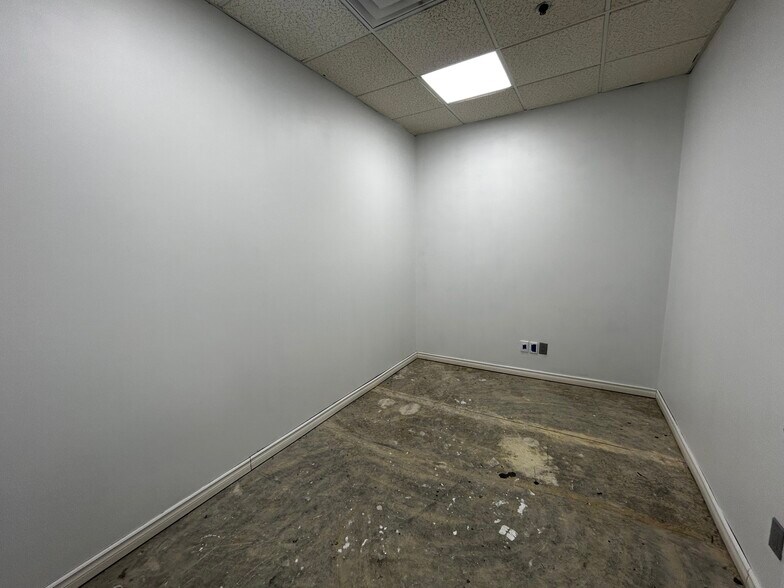 More Photos Of 1105 Crestlawn Dr, Mississauga Industrial For Lease