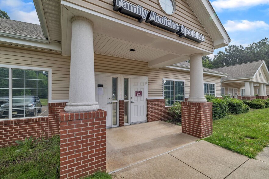 More Photos Of 302 Bill Clinton Dr, Hope Office For Sale