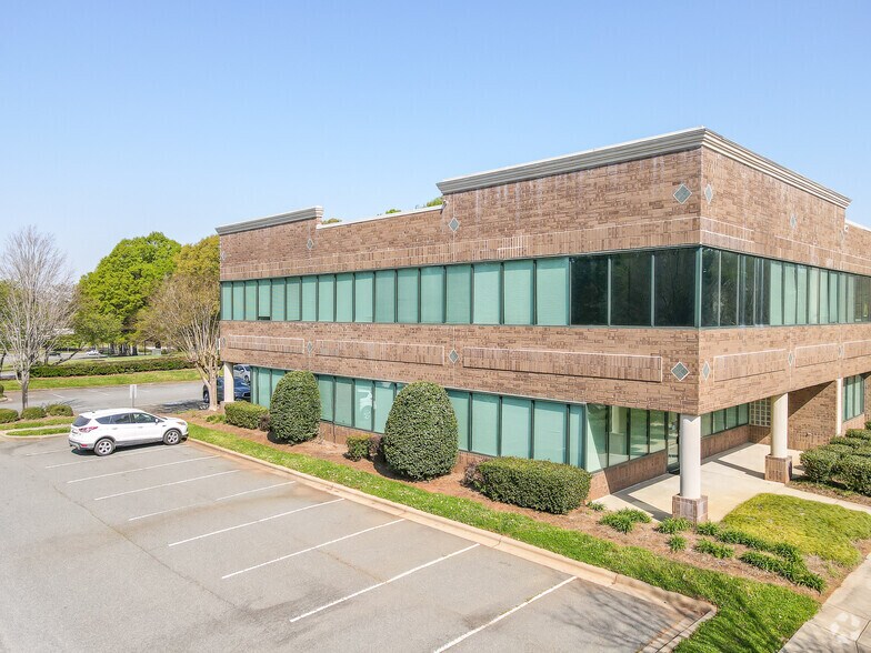 More Photos Of 416 Mccullough Dr, Charlotte Office For Lease