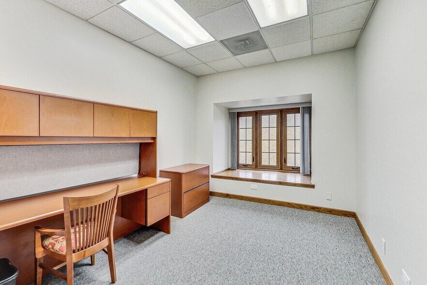 More Photos Of 28085 N Ashley Cir, Libertyville Medical For Lease