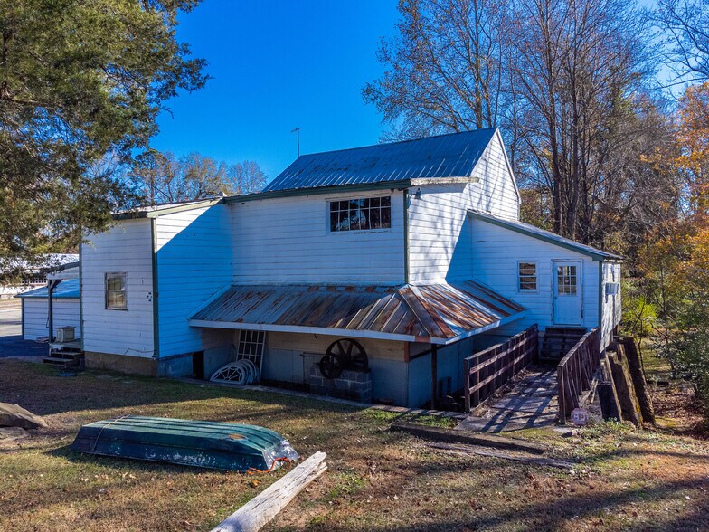 More Photos Of 8214 Panther Lake Rd, Willow Spring Flex For Lease