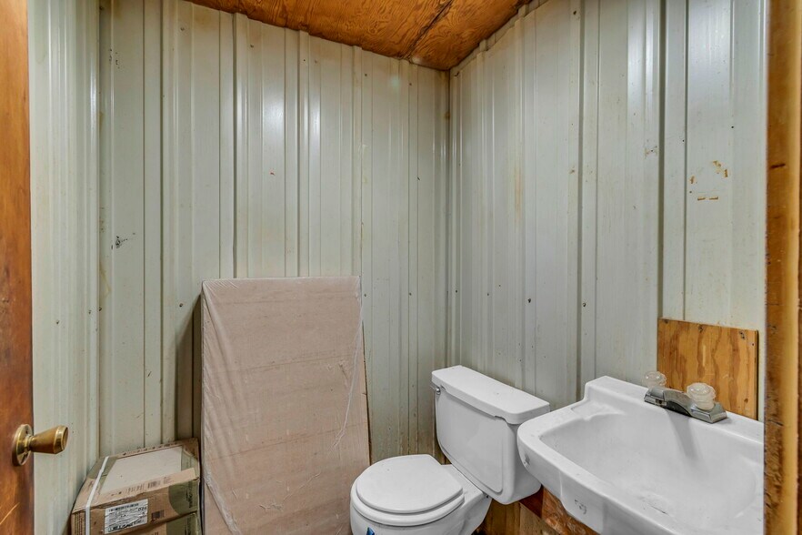 More Photos Of 700 Waters St, Carrollton Freestanding For Sale