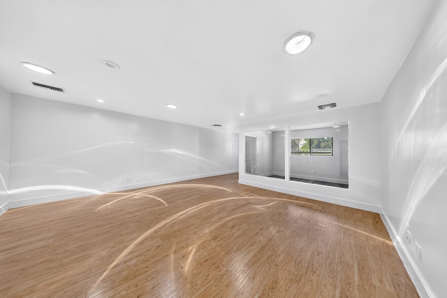 More Photos Of 19709 Ventura Blvd, Woodland Hills Office For Lease