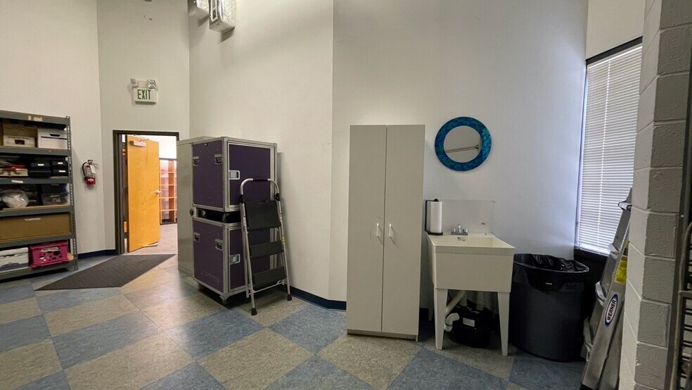 More Photos Of 2012 Renard Ct, Annapolis Showroom For Sale