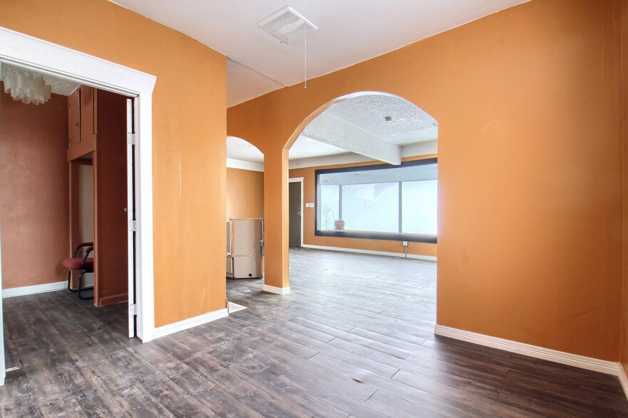 More Photos Of 2555 Sheridan Blvd, Edgewater Storefront Retail Office For Sale