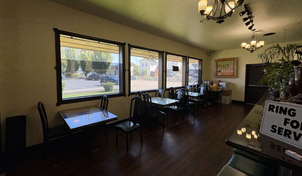 More Photos Of 3400 River Rd N, Salem Restaurant For Lease