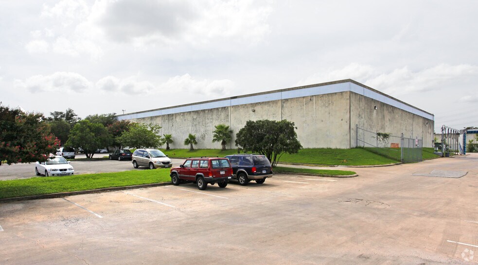 More Photos Of 3830 Promontory Point Dr, Austin Warehouse For Lease