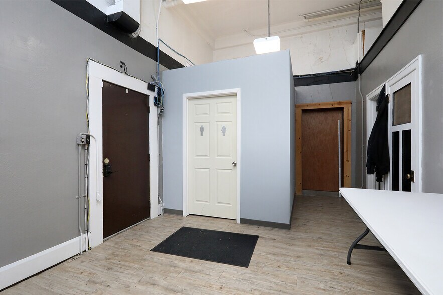 More Photos Of 104 N Wilson Ave, Jefferson Storefront For Sale