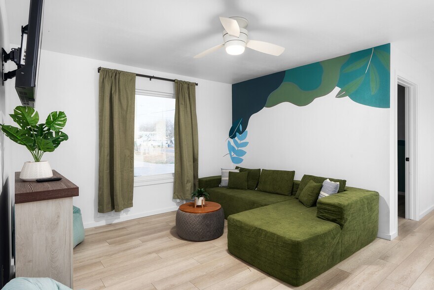 More Photos Of 907 S Church St, Rockport Hotel For Sale