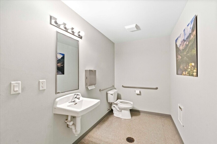More Photos Of 1225 Greenway Cross, Madison Flex For Sale