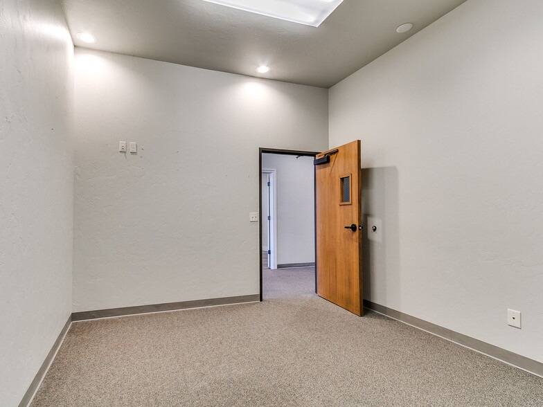 More Photos Of 901-909 Wall St, Norman Office For Sale