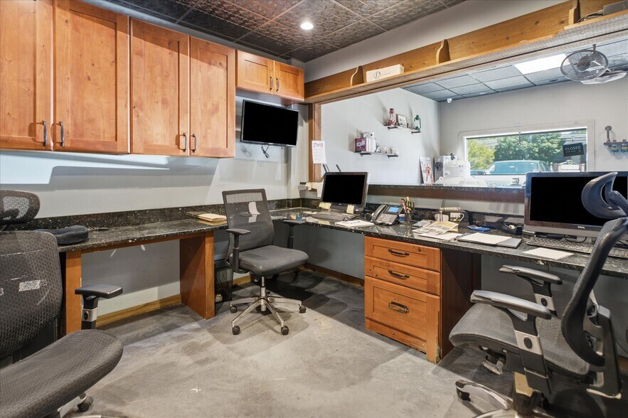 More Photos Of 419 N Country Rd, Saint James Office For Lease