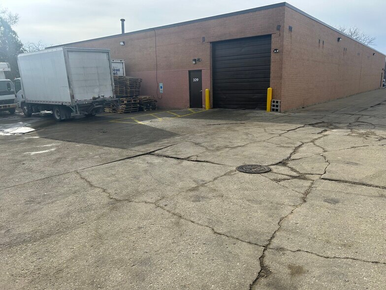 More Photos Of 320 Windy Point Dr, Glendale Heights Warehouse For Lease
