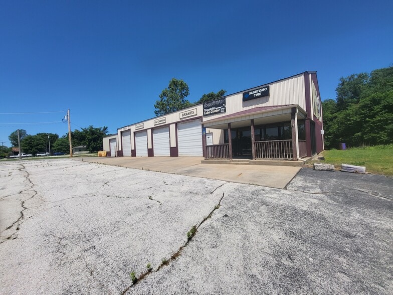 Primary Photo Of 569 W Valley St, Granby Auto Repair For Lease
