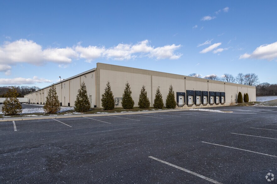 More Photos Of 200 Connecticut Dr, Burlington Warehouse For Lease