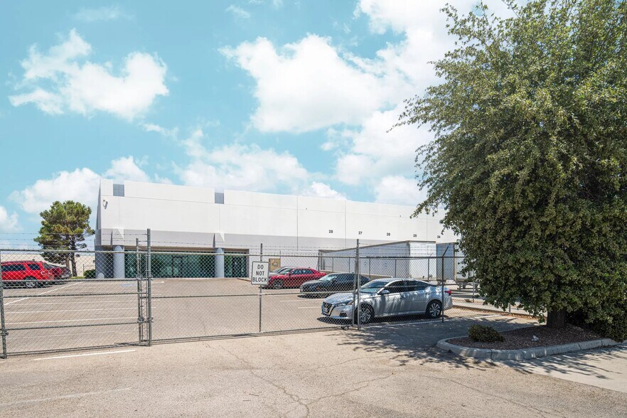 More Photos Of 12110 Esther Lama Dr, El Paso Distribution For Lease