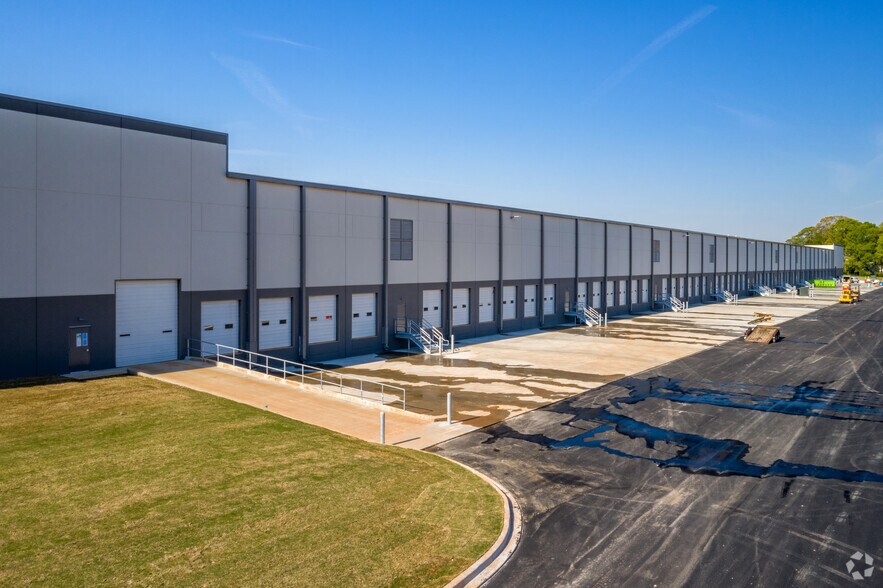 More Photos Of 423 Apple Valley Rd, Duncan Distribution For Lease