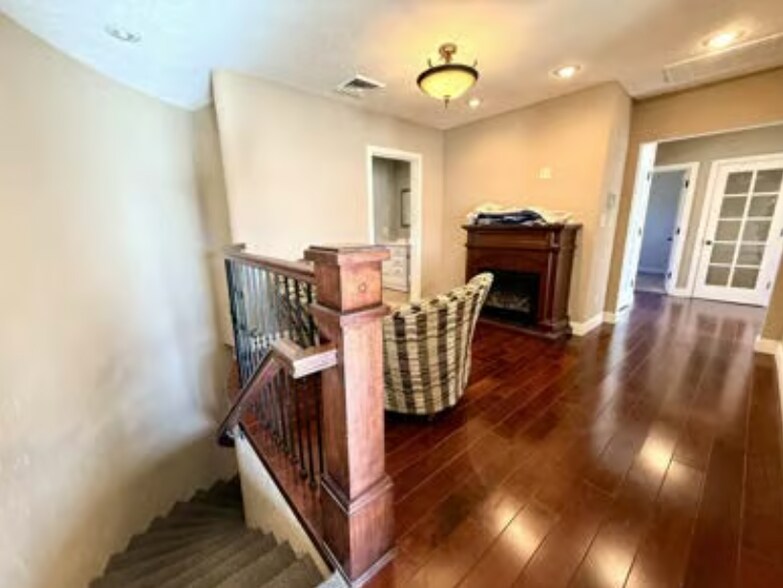 More Photos Of 206 W Elm St, Ozark Office For Sale