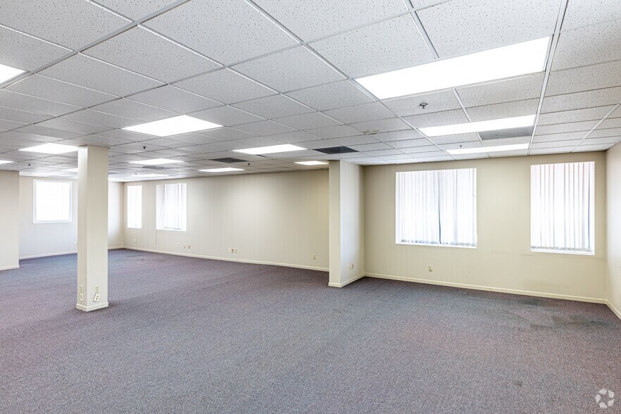 More Photos Of 1813-1831 Holmes St, Kansas City Light Distribution For Sale