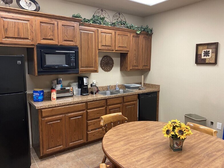 More Photos Of 301 W Arlington Ave, Fort Worth Flex For Lease