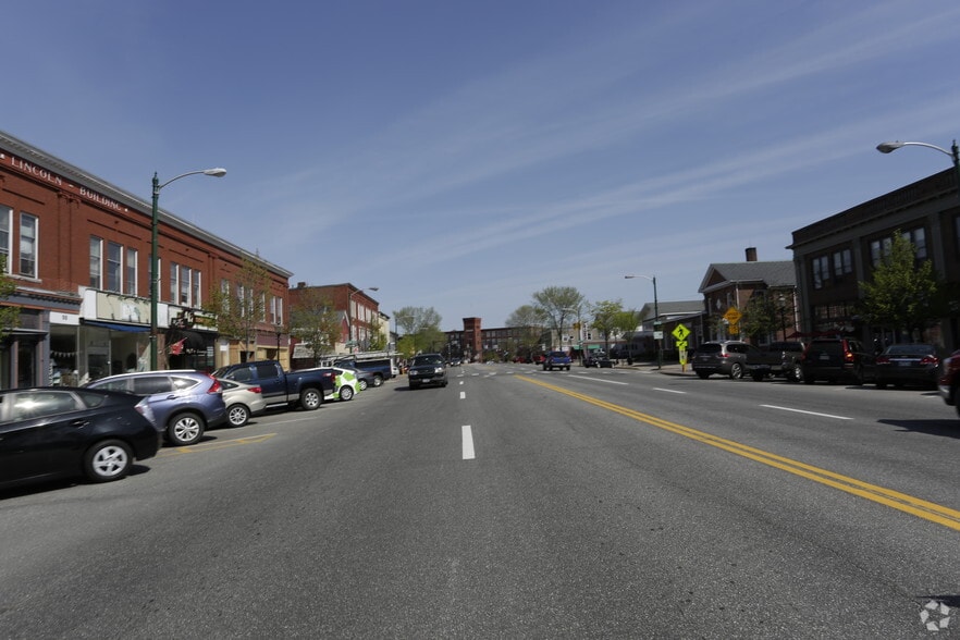 More Photos Of 90-102 Maine St, Brunswick Freestanding For Lease