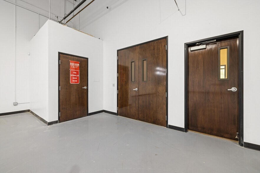 More Photos Of 190 N Bagdad Rd, Leander Unknown For Lease