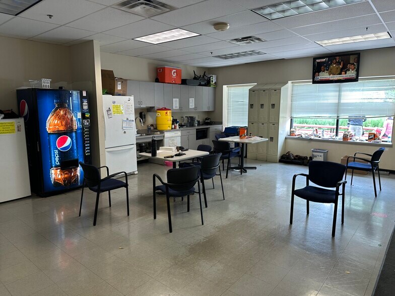 More Photos Of 2350-2400 Northridge Dr, Kaukauna Manufacturing For Sale